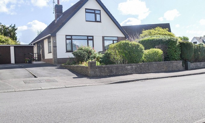 Mumbles Cabaña | A lovely property within 20 minutes walk of Langland and Caswell bays and five minutes by car.
