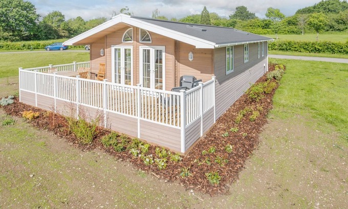 Hundall Cabaña | 3 bedroom accommodation in Mercia Marina, Willington
