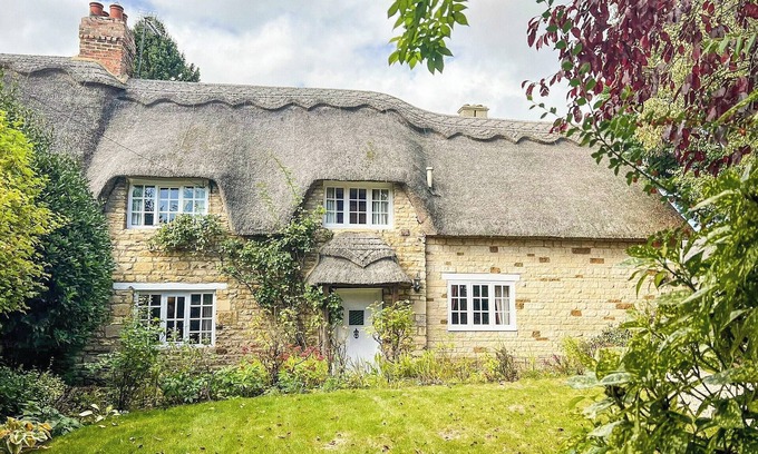 Exton Cabaña | Think quintessentially English "chocolate box" cottage and you’ll find this is it.