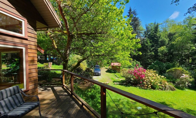 Juan de Fuca Electoral Area Chalet De Esquí | 3 Bedroom and 3 Bathroom Chalet in French Beach with Cedar Barrel Sauna