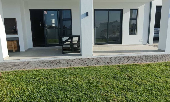 St. Helena Bay Apartamento | 3-bedroom apartment in fabulous Saint Helena Bay with AC, Wi-Fi, braai etc.