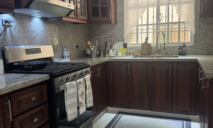 Los Cacicazgos Apartamento | 3-Bedroom Apartment in Mirador Norte/Bella Vista - Wifi, Wash/Dryer, Master Bdrm