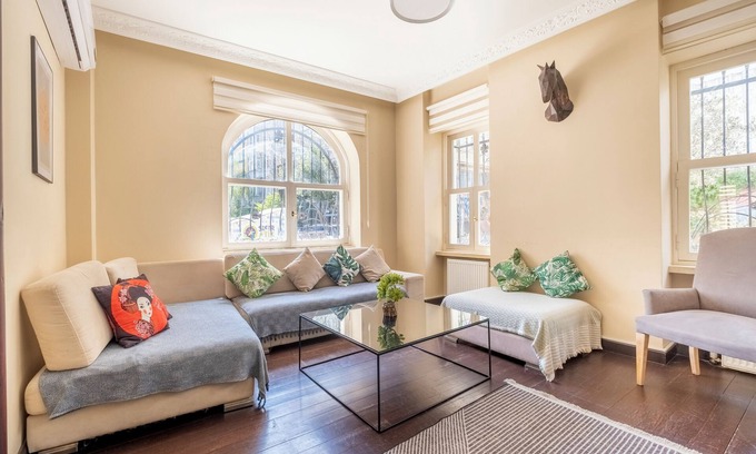 Gumussuyu Mahallesi Apartamento | 3-bedroom apartment in charming Istanbul with AC