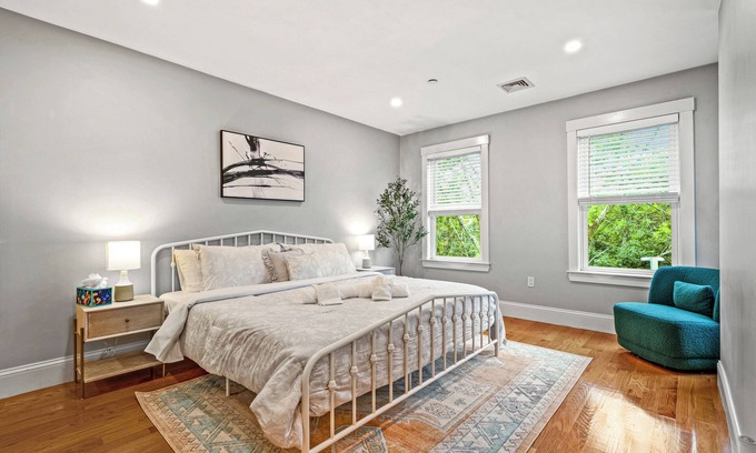 Dorchester Apartamento | 3-bedroom apartment in charming Boston/ Near Train
