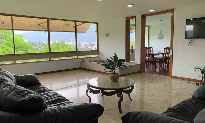 Chacao Apartamento | 3-bedroom apartment in charming Caracas with AC, WiFi