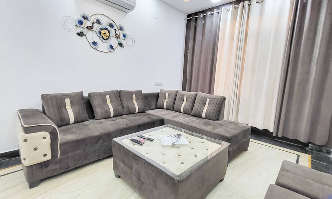 Pashim Vihar Apartamento | 3-bedroom apartment in marvelous Delhi with WiFi, AC