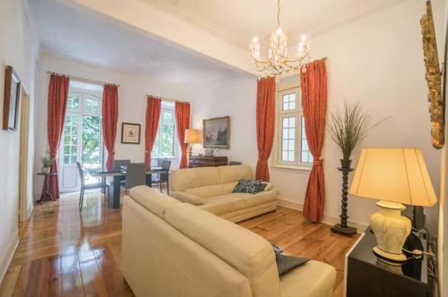 Sao Joao de Deus Apartamento | 3 Bedroom Apartment in Sacadura Cabral