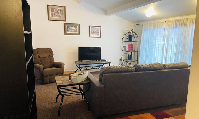 Kodiak Apartamento | 3-bedroom apartment in welcoming Kodiak with wifi.