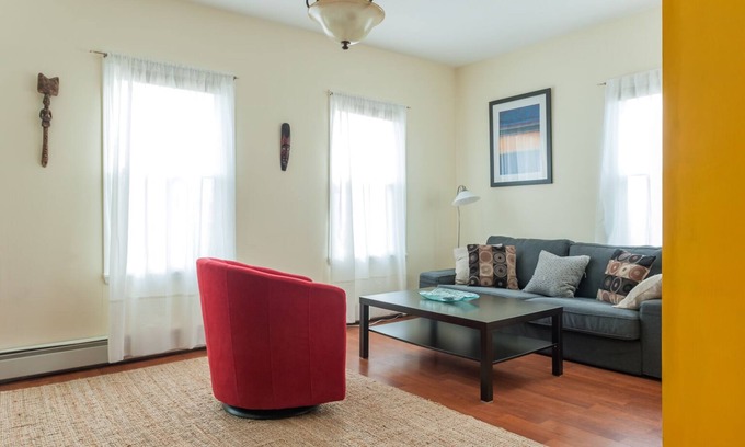 East Somerville Apartamento | 3 bedroom apartment next to T stop / off street parking
