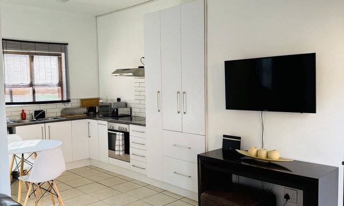 Greater Johannesburg Metropolitan Area Apartamento | 3 Bedroom Apartment in Bushmill Amorosa Roodepoort . Family friendly