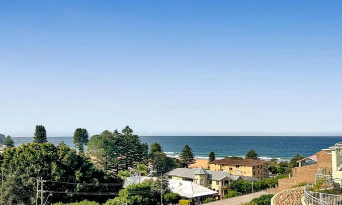 North Avoca Apartamento | 3 bedroom Avoca Beach apartment with pool. Sleeps 8. 250m from the beach