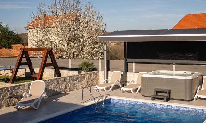 Sinj Casa | Impresionante casa de 3 dormitorios en.