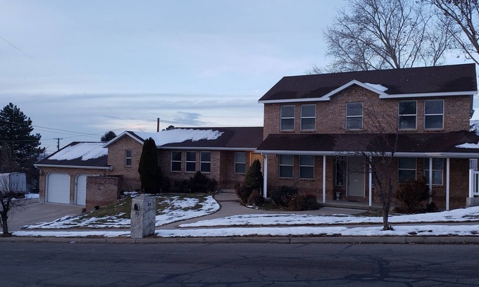 Farmington Casa | 3 Bedroom Basement Suite with Kitchen