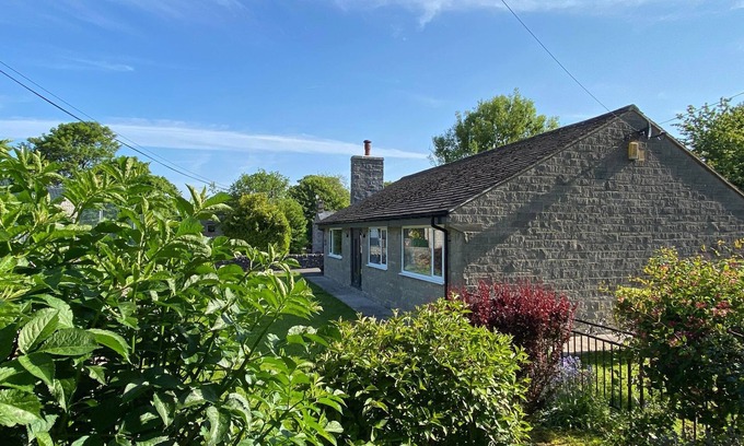 Monyash Casa | 3 Bedroom, Bright and Airy Bungalow in Monyash Village sleeps 6