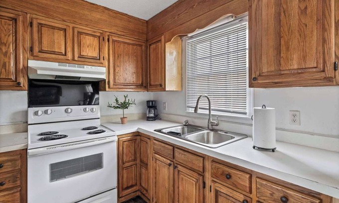 Greensboro Casa | 3-bedroom building in delightful Greensboro with AC, WiFi. Enjoy your stay