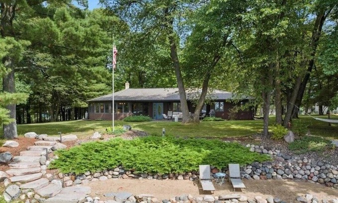 Crosslake Cabina | 3-bedroom cabin + adjacent 5-bedroom log cabin on Rush Lake.