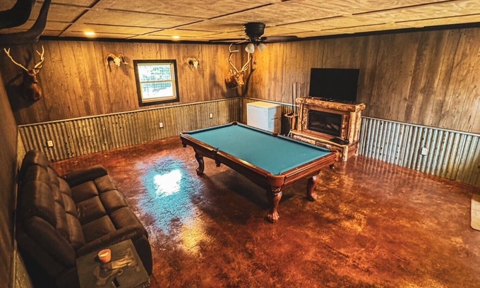 Angola Cabina | 3-bedroom cabin located in Stueben county home of 101 lakes! only 30 min