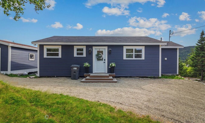 Cape Broyle Cabina | 3-bedroom cabin on Horsechops Pond, Cape Broyle with Hot tub, AC, WiFi