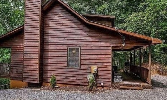 Young Harris Cabina | 3-bedroom cabin on mountain in serene Young Harris GA with hot tub.