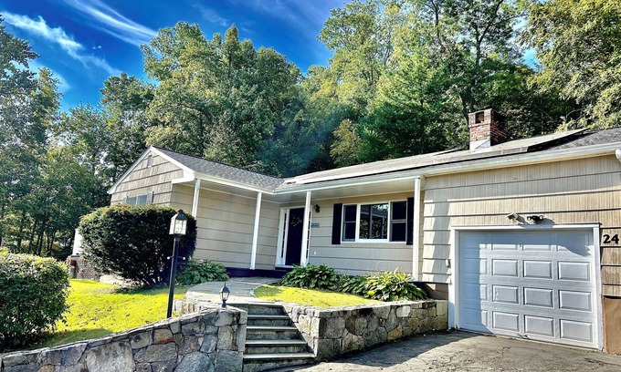 Danbury Casa | 3-bedroom Candlewood Lakeside house