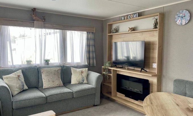 Ampney Crucis Cabina | 3 Bedroom Caravan - Parking, Wifi, Pool Access