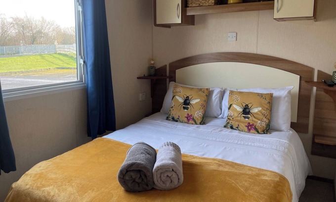 South Cerney Cabina | 3 Bedroom Caravan - Pets, Parking, Pool Access