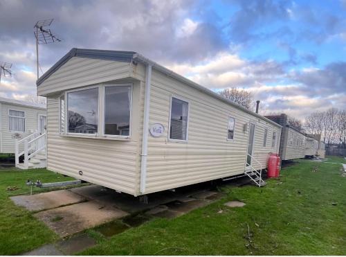 Clacton-on-Sea Casa | 3 Bedroom Caravan - Sleeps 8 - Parking Wifi Pool