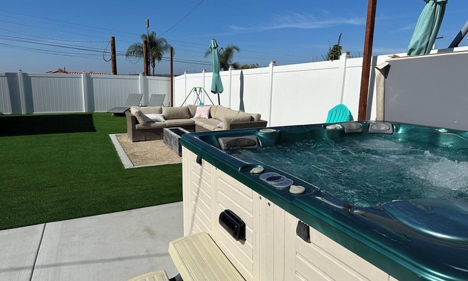 Allied Gardens Casa | 3 bedroom Central Escape - Hot Tub, Fire Pit & newly renovated sunny back yard