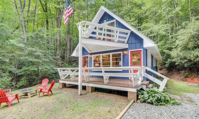 Whittier Chalet De Esquí | 3-bedroom chalet in marvelous Whittier with fireplace, private balcony