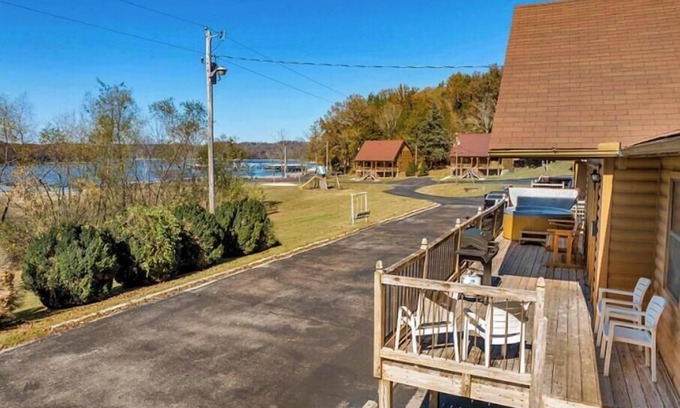 Byrdstown Cabina | 3 Bedroom Chalet lakeside to Dale Hollow Lake #1