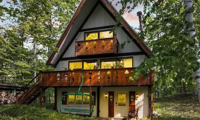 Harbor Springs Cabina | 3-bedroom chalet w/huge loft in secluded neighborhood next to NubsNob, sleeps 12