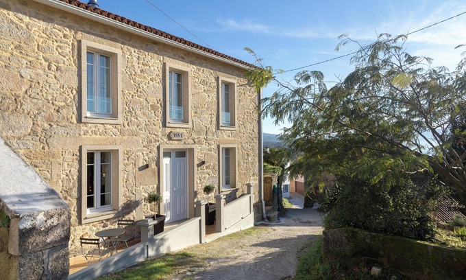 Outes Cabaña | 3-bedroom charming cottage in Rías Baixas with WiFi, AC