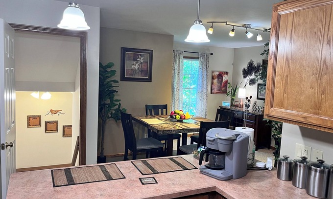 Poland Condominio | 3-bedroom condo in beautiful Poland with 3 full bathrooms and 1 half bath.