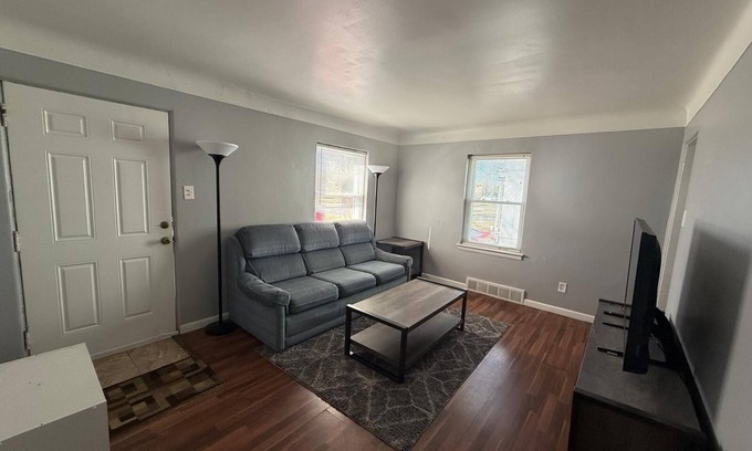 Oak Park Condominio | 3-bedroom condo in charming Oak Park with WiFi, AC, laundry, garage and basement