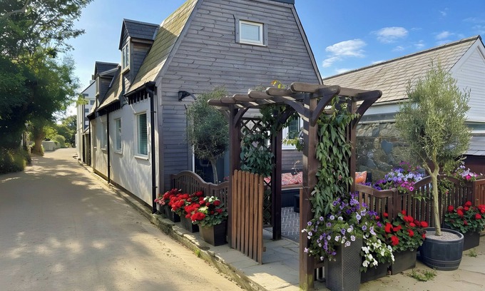 Sark Cabaña | 3 bedroom cottage in Sark, on the Avenue.