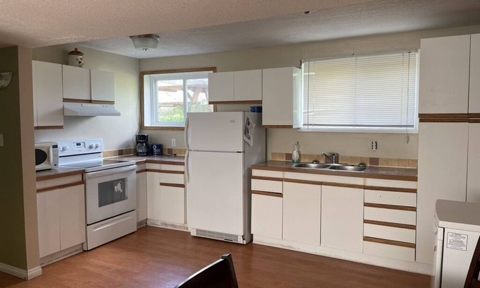 Hardisty Apartamento | 3 Bedroom Cozy Apartment 2 Blocks from Main Street Private Entrance