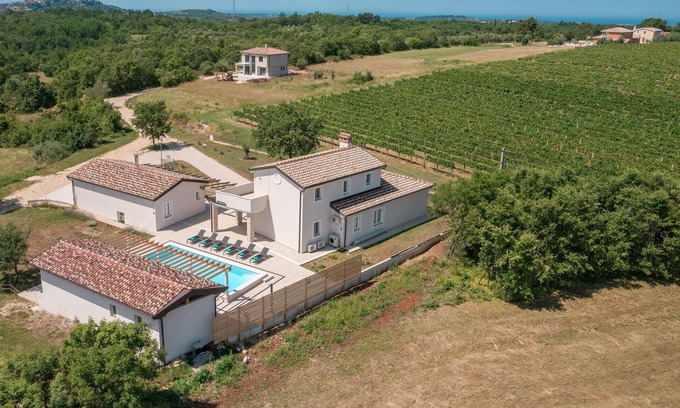 Kastel Casa | Bonita casa en Buje con WiFi
