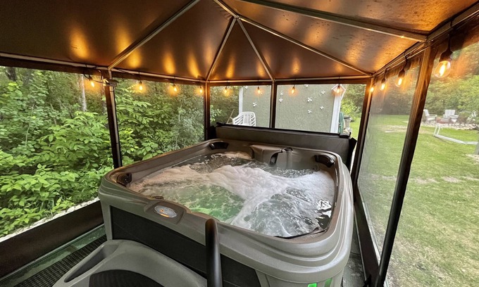 Beaconia Cabaña | 3 Bedroom Cozy/Private All Season Cabin - Near The Lake - Screened in Hot Tub