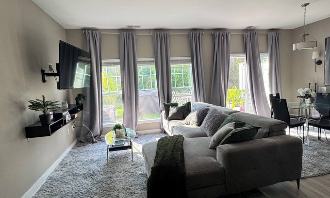 Rochester Casa | 3-bedroom Cozy Suburban Escape in terrific Gates with AC, fitness room, WiFi