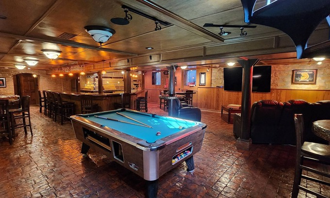 Carlyle Apartamento | 3-Bedroom Downtown apartment with Game Room
