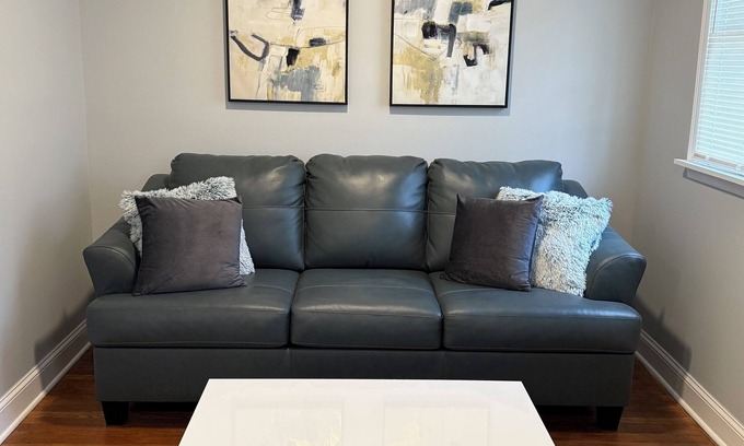 Stroudsburg Apartamento | 3-bedroom duplex apartment in lovely Stroudsburg by Main Street.