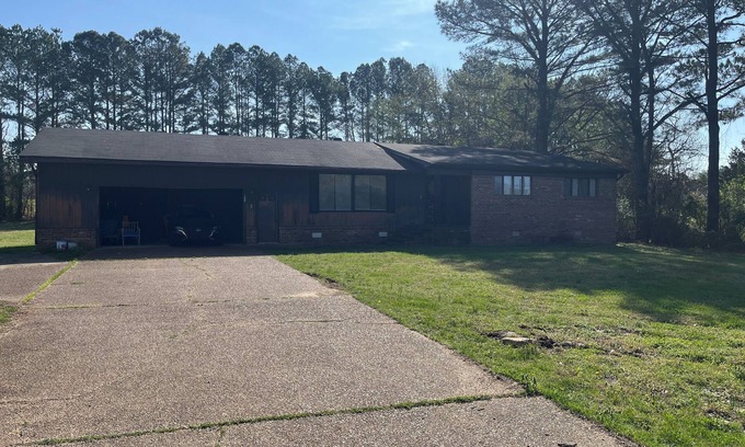 Sharon Casa | 3-bedroom Edwards Cozy House with AC. 8 minutes away from University Tn-Martin