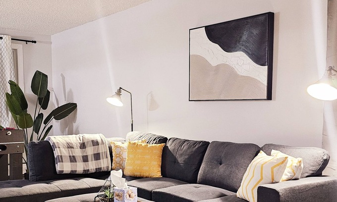 West Edmonton Condominio | 3 Bedroom family friendly condo right across from West Edmonton Mall