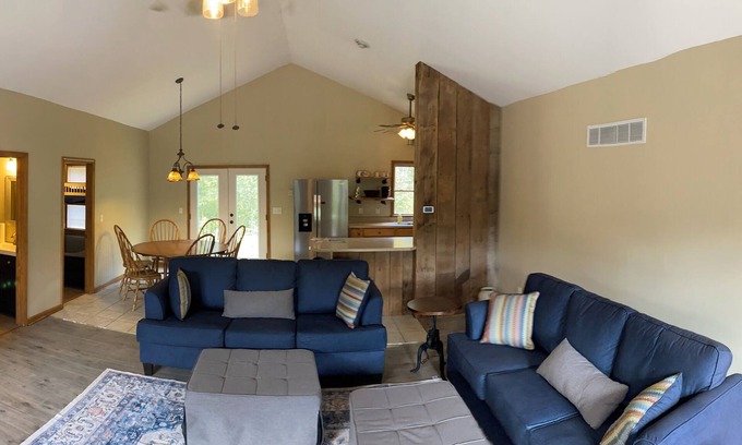 Hermann Casa | 3-bedroom family friendly home on 4 acres near Hermann with WiFi, AC, deck