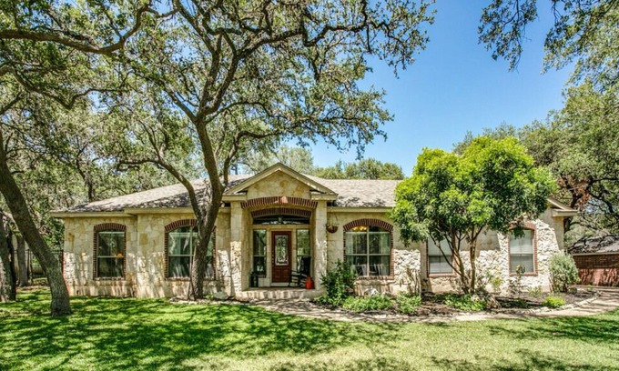 Far North Central Casa | 3 bedroom family home on 1/2 acre in the hill country