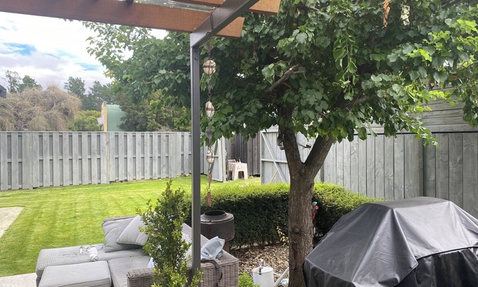 Lowburn Casa | 3 bedroom family home, located in old Cromwell just 200 metres from the lake.