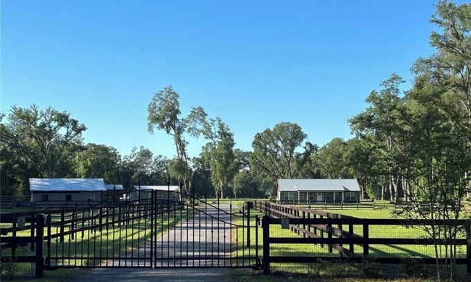 Fellowship Otro | 3-bedroom farmhouse with 4 stalls! Minutes from WEC