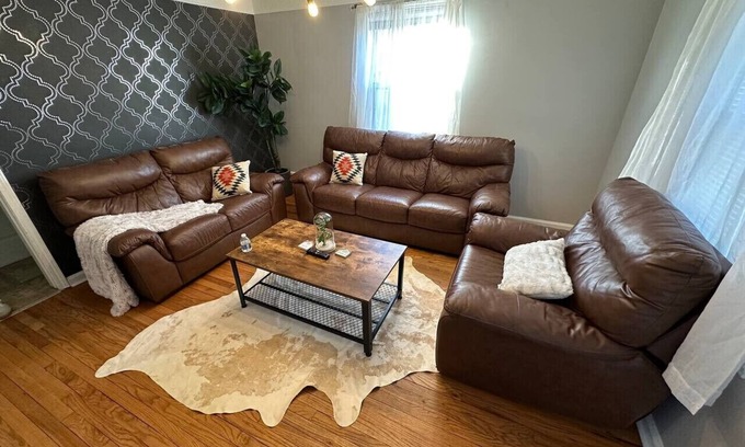 Lincoln Park Apartamento | 3 Bedroom Fenced Backyard Pets Welcome Sleeps 6