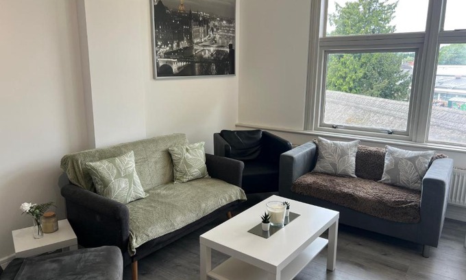 Wellingborough Apartamento | 3 Bedroom Flat in Town Centre
