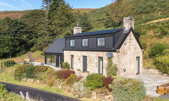 Helmsdale Casa | 3-bedroom, fully furnished and newly refurbished house, with panoramic views over the Moray Firth.